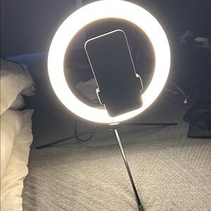Ring light with multiple settings and phone holder